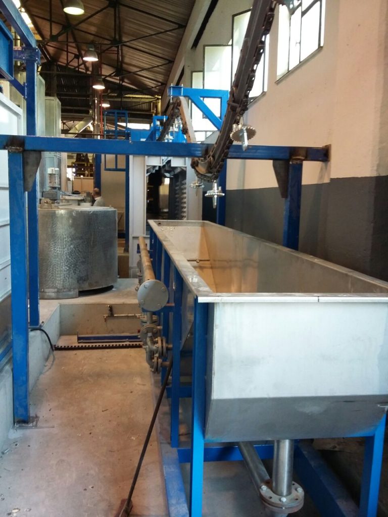 Flüssige Beschichtungslinie Lackierbeschichtungssystem Sprühbeschichtungslinie Automatische Lackieranlage Lackierkabine Aushärtungsofen Lackauftrag Trocknungssystem für Lack Beschichtungstechnologie Pulverbeschichtung vs. Flüssigbeschichtung Elektrostatische Beschichtung Lackierfertigung Industrielle Beschichtungssysteme Automatisiertes Lackieren Beschichtungsprozess Hochleistungs-Lackieranlage Oberflächenvorbereitung Lackmischsystem Industrielle Sprühkabine Lackiersystem Liquid Coating Line Paint Coating System Spray Coating Line Automatic Paint Line Painting Booth Curing Oven Paint Application Paint Drying System Coating Technology Powder Coating vs. Liquid Coating Electrostatic Coating Paint Finishing Industrial Coating Systems Automated Painting Coating Process High-Performance Paint Line Surface Preparation Paint Mixing System Industrial Spray Booth Paint Spray System Ligne de Revêtement Liquide Système de Revêtement de Peinture Ligne de Peinture par Pulvérisation Ligne de Peinture Automatique Cabine de Peinture Four de Durcissement Application de Peinture Système de Séchage de Peinture Technologie de Revêtement Peinture en Poudre vs Peinture Liquide Revêtement Électrostatique Finition de Peinture Systèmes de Revêtement Industriel Peinture Automatisée Processus de Revêtement Ligne de Peinture Haute Performance Préparation de Surface Système de Mélange de Peinture Cabine de Pulvérisation Industrielle Système de Pulvérisation de Peinture خط الطلاء السائل نظام الطلاء بالدهان خط الطلاء بالرذاذ خط الطلاء الأوتوماتيكي كابينة الطلاء فرن المعالجة تطبيق الطلاء نظام تجفيف الطلاء تقنية الطلاء الطلاء بالمسحوق مقابل الطلاء السائل الطلاء الكهربائي تشطيب الطلاء أنظمة الطلاء الصناعية الطلاء الآلي عملية الطلاء خط الطلاء عالي الأداء تحضير السطح نظام خلط الطلاء كابينة الرش الصناعية نظام رش الطلاء Linie de vopsire lichidă Sistem de vopsire cu pulverizare Linie de vopsire automată Cabina de vopsire Cuptor de uscare Aplicare vopsea Sistem de uscare a vopselei Tehnologie de vopsire Pulverizare electrostatică Finisare vopsea Sisteme industriale de vopsire Vopsire automată Proces de vopsire Linie de vopsire performantă Pregătire suprafață Sistem de amestecare vopsea Cabina de pulverizare industrială Sistem de pulverizare vopsea Линия за течни покрития Система за нанасяне на боя чрез пръскане Автоматизирана линия за боядисване Бояджийска кабина Пещ за изсушаване Нанасяне на боя Система за сушене на боя Технология за покритие Електростатично покритие Завършване на боя Индустриални системи за покритие Автоматизирано боядисване Процес на покритие Линия за боядисване с висока производителност Подготовка на повърхността Система за смесване на боя Индустриална пръскачна кабина Система за пръскане на боя Flydende belægningslinie Malingsbelægningssystem Automatisk malerline Malerkabine Hærdningsovn Malingsapplikation Tørringssystem for maling Belægningsteknologi Elektrostatiske belægning Malingsafslutning Industrielle belægningssystemer Automatisk maleri Belægningsproces Højtydende malerlinje Overfladeforberedelse Malesystem Industriel sprøjtekabine Malingssprøjtesystem Línea de recubrimiento líquido Sistema de recubrimiento por pulverización Línea de pintura automática Cabina de pintura Horno de curado Aplicación de pintura Sistema de secado de pintura Tecnología de recubrimiento Recubrimiento electrostático Acabado de pintura Sistemas de recubrimiento industrial Pintura automatizada Proceso de recubrimiento Línea de pintura de alto rendimiento Preparación de superficies Sistema de mezcla de pintura Cabina de pulverización industrial Sistema de pulverización de pintura Линия жидкого покрытия Система покрытия краской Автоматическая покрасочная линия Покрасочная кабина Печь для отверждения Нанесение краски Система сушки краски Технология покрытия Электростатическое покрытие Завершающая покраска Промышленные системы покрытия Автоматическая покраска Процесс покрытия Высокопроизводительная покрасочная линия Подготовка поверхности Система смешивания краски Промышленная распыляющая кабина Система распыления краски Flytande beläggningslinje Målningsbeläggningssystem Automatisk målningslinje Målningskabin Härdugn Målningsapplikation Torksystem för målarfärg Beläggningsteknologi Elektrostatiskt beläggning Målningsavslutning Industriella beläggningssystem Automatisk målning Beläggningsprocess Högpresterande målningslinje Ytförberedelse Målningssystem Industriell sprutkabine Målningssprutssystem Riadok tekutého náteru Systém náteru striekaním Automatická lakovacia linka Lakovacia kabína Pece na vytvrdzovanie Aplikácia farby Systém sušenia farby Technológia povrchovej úpravy Elektrostatické nátery Povrchová úprava farby Priemyselné náterové systémy Automatické lakovanie Proces lakovania Vysokovýkonná lakovacia linka Príprava povrchu Systém miešania farby Priemyselná striekacia kabína Systém striekania farby Linija za tečno premazivanje Sistem za premazivanje farbom Automatska linija za lakiranje Kabina za lakiranje Peć za stvrdnjavanje Nanošenje boje Sistem za sušenje boje Tehnologija premazivanja Elektrostaticko premazivanje Završni premaz boje Industrijski sistemi za premazivanje Automatizovano lakiranje Proces premazivanja Linija za lakiranje visokih performansi Priprema površine Sistem za mešanje boje Industrijska kabina za prskanje Sistem za prskanje boje Linja e mbulimit të lëngët Sistemi i mbulimit me spërkatje Linja automatike e pikturës Kabina e pikturës Furra e ngurtësimit Aplikimi i bojës Sistemi i tharjes së bojës Teknologjia e mbulimit Mbulesa elektrostatike Përsosja e bojës Sistemet industriale të mbulimit Piktura automatike Procesi i mbulimit Linja e pikturës me performancë të lartë Përgatitja e sipërfaqes Sistemi i përzierjes së bojës Kabina industriale e spërkatjes Sistemi i spërkatjes së bojës